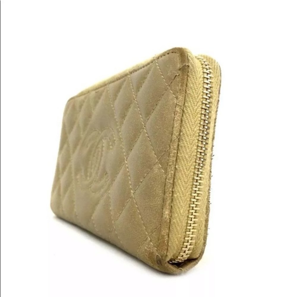 authentic CHANEL Quilted  CC Logo Lambskin Zip - Picture 8 of 13
